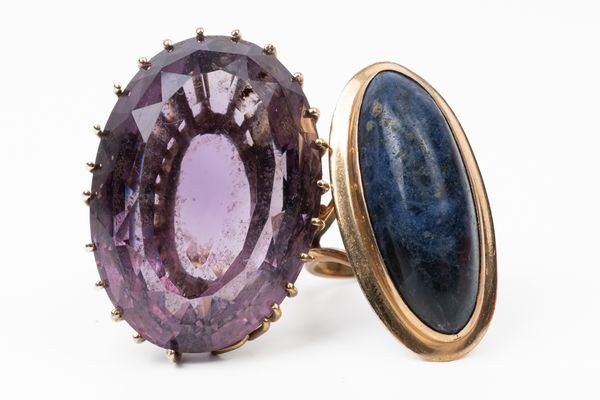 A GOLD AND AMETHYST RING AND A 9CT GOLD AND SODALITE RING (2)