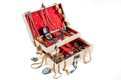 A COLLECTION OF COSTUME AND SILVER JEWELERY (QTY)