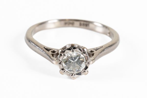 A WHITE GOLD AND DIAMOND SINGLE STONE RING