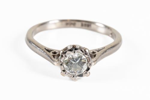 A WHITE GOLD AND DIAMOND SINGLE STONE RING