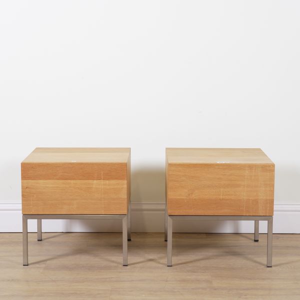 PHILIPP MAINZER; A PAIR OF MODERN OAK SINGLE DRAWER BEDSIDE TABLES (2)