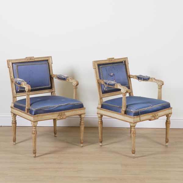 A PAIR OF 18TH CENTURY ITALIAN WHITE PAINTED PARCEL GILT DECORATED OPEN ARMCHAIRS (2)