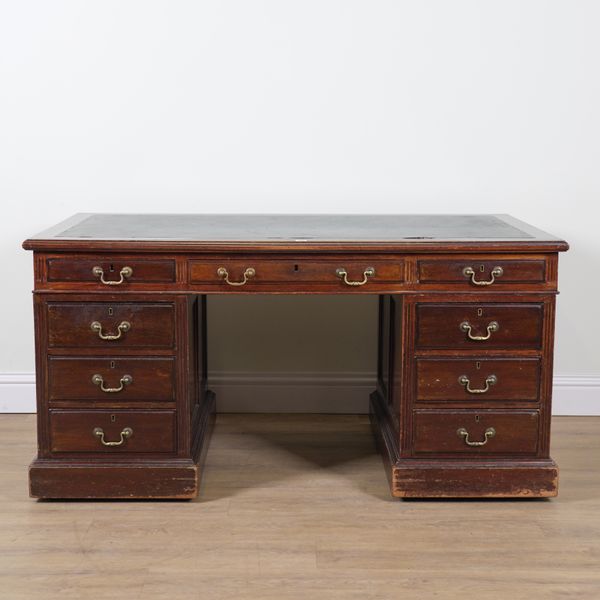 AN EARLY 20TH CENTURY MAHOGANY PEDESTAL DESK