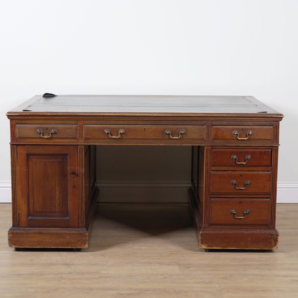 AN EARLY 20TH CENTURY MAHOGANY PARTNER'S PEDESTAL DESK