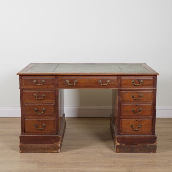 AN EARLY 20TH CENTURY MAHOGANY NINE DRAWER PEDESTAL DESK