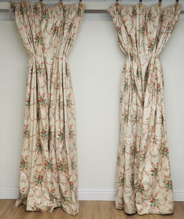 A PAIR OF FLORAL PRINTED COTTON LINED CURTAINS (2)