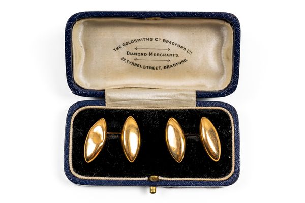 A PAIR OF 18CT GOLD CUFFLINKS (3)