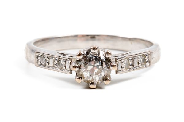 An 18CT WHITE GOLD SINGLE STONE DIAMOND RING