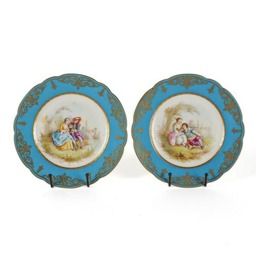 A PAIR OF SEVRES STYLE CABINET PLATES (2)