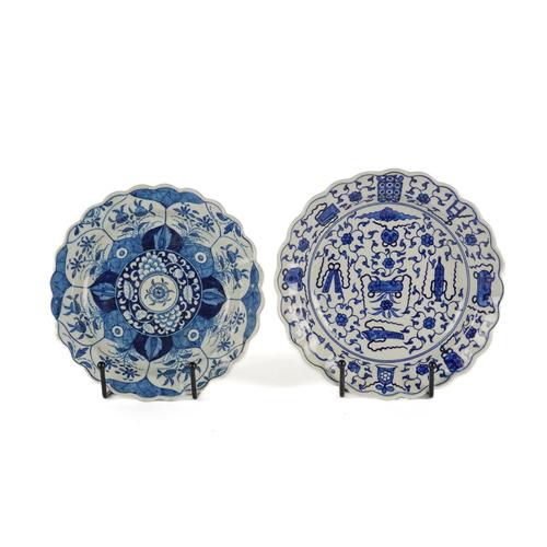 TWO WORCESTER BLUE AND WHITE SMALL PLATES WITH SCALLOPED RIMS (2)