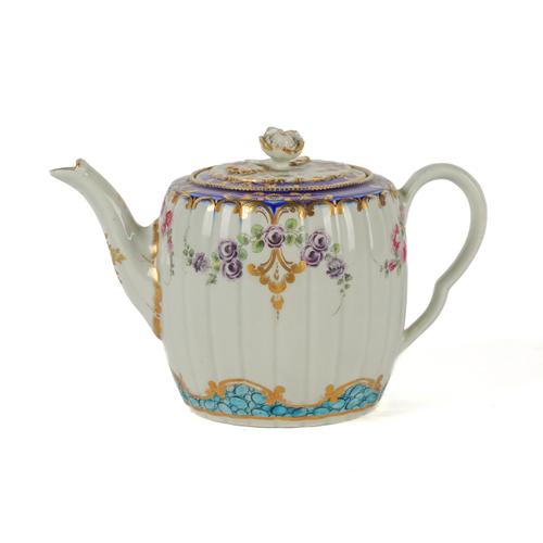 A WORCESTER TEAPOT AND COVER (2)