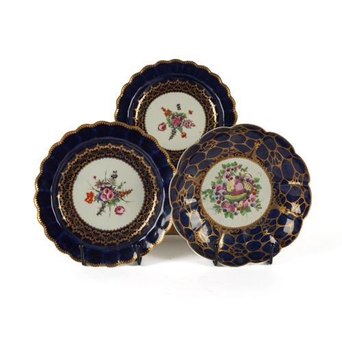 A WORCESTER SCALLOPED PLATE (3)