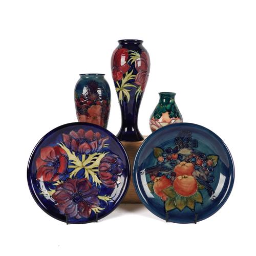 FIVE ITEMS OF MOORCROFT POTTERY (5)