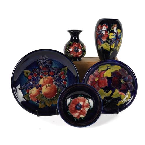 A QUANTITY OF BLUE GROUND MOORCROFT POTTERY (5)