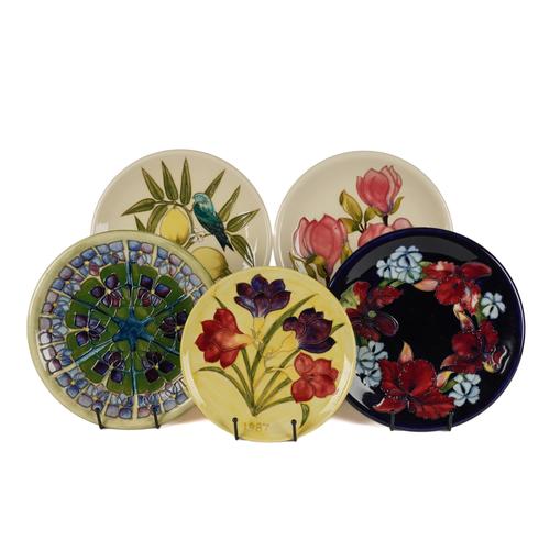 FIVE MOORCROFT POTTERY PLATES
