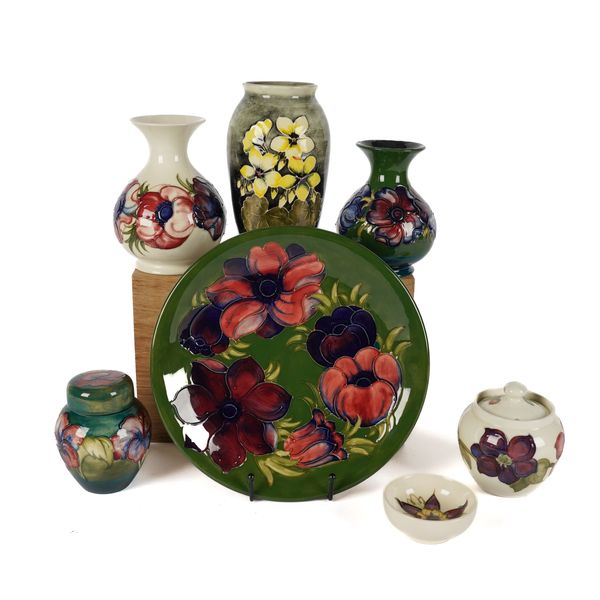 A QUANTITY OF MOORCROFT POTTERY (9)