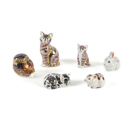 A ROYAL CROWN DERBY GOLD-STOPPER CAT PAPERWEIGHT (6)