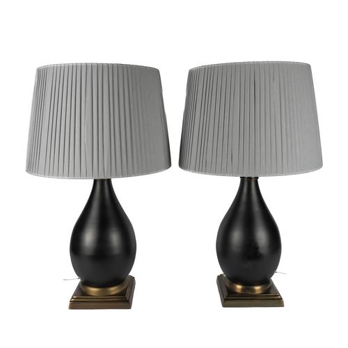 A PAIR OF BLACK CERAMIC TABLE LAMPS (2)