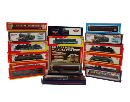 A COLLECTION OF MOSTLY HORNBY 00 GAUGE TRAINS (QTY)