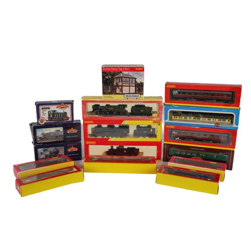 A COLLECTION OF MOSTLY HORNBY 00 GAUGE TRAINS (QTY)