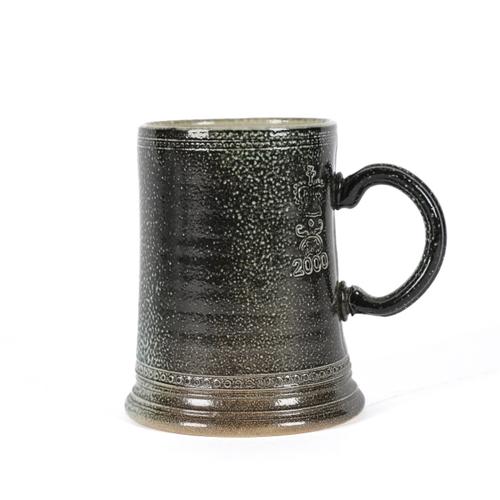A STEVE HARRISON SALT GLAZED STUDIO POTTERY TANKARD OR MUG