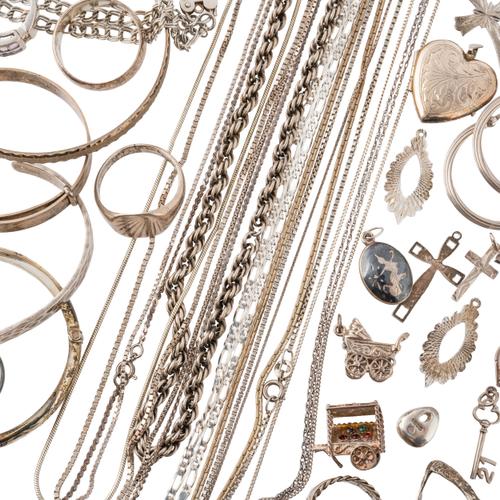 A GROUP OF SILVER JEWELLERY (40)