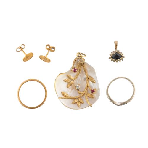 A GROUP OF JEWELLERY ITEMS (6)