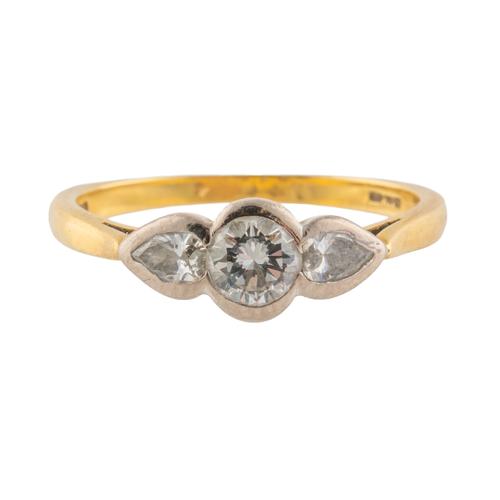 A THREE STONE DIAMOND RING (2)
