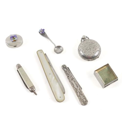 A SILVER SOVEREIGN CASE AND SIX FURTHER ITEMS (7)