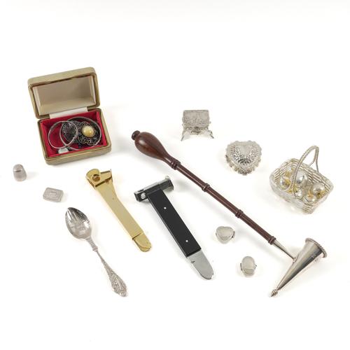 A SILVER CANDLE SNUFFER AND FURTHER ITEMS (QTY)