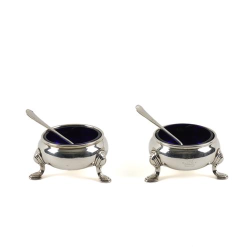 A PAIR OF GEORGE II SILVER CAULDRON SHAPED SALTS AND A PAIR OF SILVER SALT SPOONS (6)