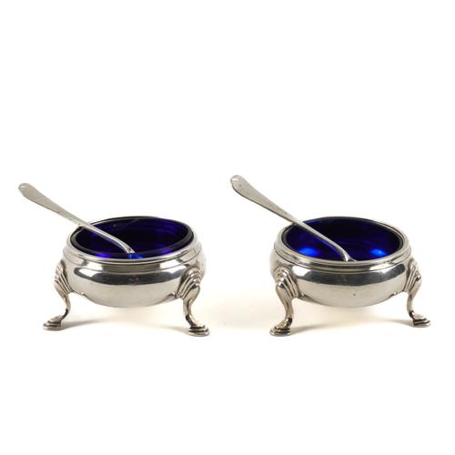 A NEAR PAIR OF SILVER CAULDRON SHAPED SALTS AND A PAIR OF SILVER SALT SPOONS (6)
