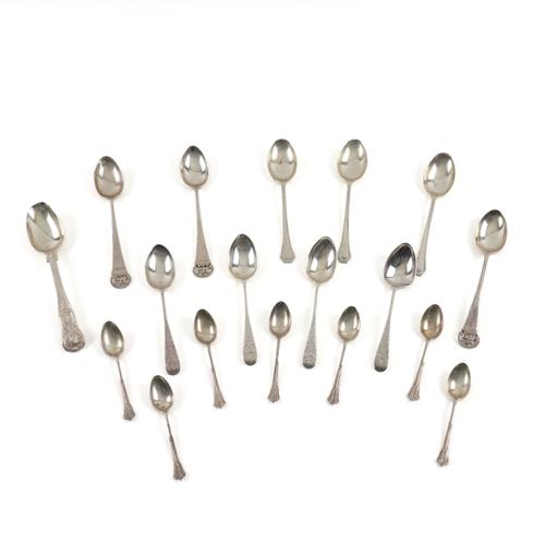 A GROUP OF SILVER FLATWARE (18)