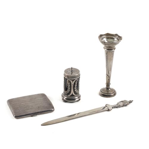 A GROUP OF SILVER AND SILVER MOUNTED WARES (4)