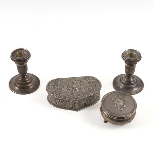 A GROUP OF SILVER AND SILVER MOUNTED WARES (4)