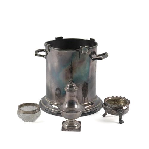 A SILVER PEPPERETTE AND THREE FURTHER ITEMS (4)