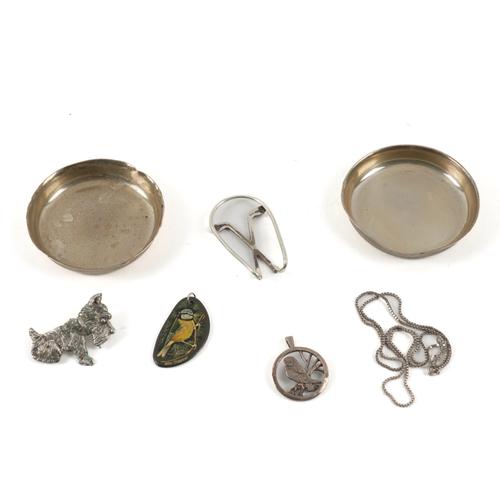 A GROUP OF SILVER AND JEWELLERY (7)