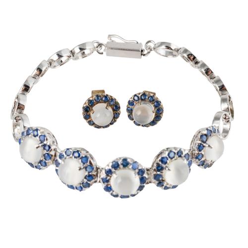 A MOONSTONE AND SAPPHIRE BRACELET AND A PAIR OF MOONSTONE AND SAPPHIRE EARSTUDS (3)