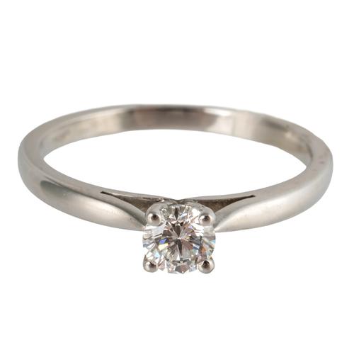 A DIAMOND SINGLE STONE RING (2)