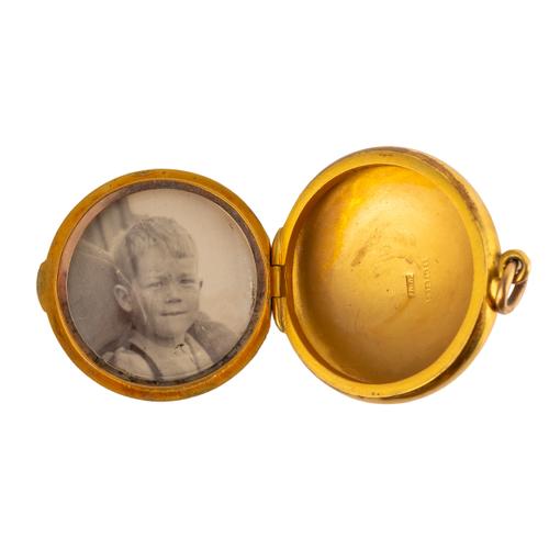 A 9CT GOLD LOCKET (2)