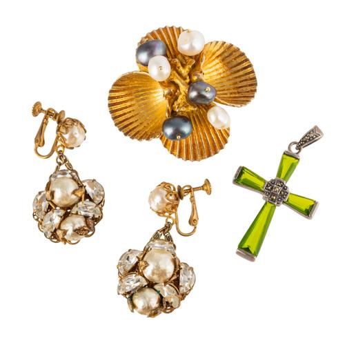 A SMALL GROUP OF COSTUME JEWELLERY (4)