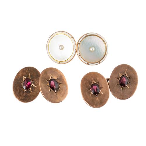 A PAIR OF GOLD CUFFLINKS AND ANOTHER CUFFLINK (3)
