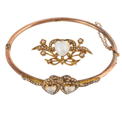 A MOONSTONE BROOCH AND BANGLE (2)