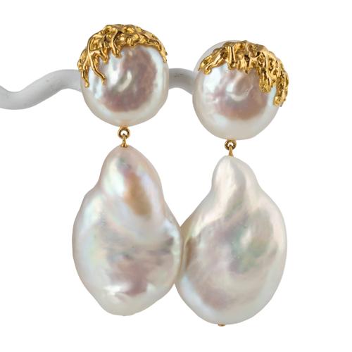 A PAIR OF PEARL DROP EARRINGS