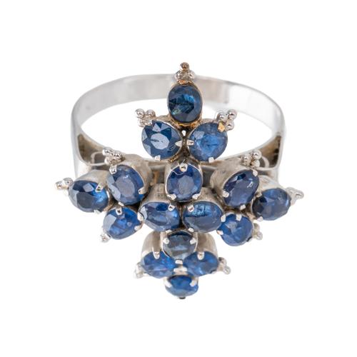 A WHITE GOLD AND SAPPHIRE RING