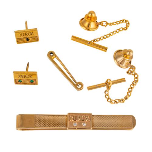 A 9CT GOLD TIE SLIDE, TWO GOLD STUD BADGES AND A 14CT GOLD BAR BROOCH (6)