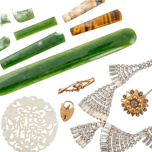 A GROUP OF JEWELLERY AND FURTHER ITEMS (QTY)
