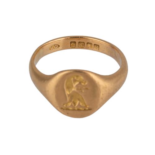 A GOLD SIGNET RING