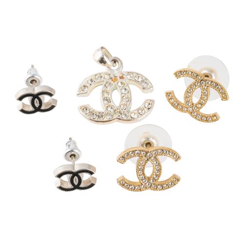 TWO PAIRS OF CHANEL EARRINGS AND A NECKLACE (5)