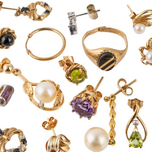 A COLLECTION OF MAINLY GOLD EARRINGS